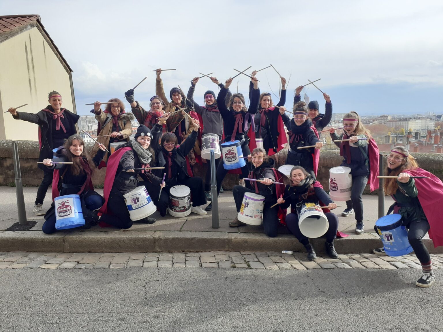 Les Battantes, groupe de percussionnistes féministes de Filactions, jouent dans une rue de Lyon