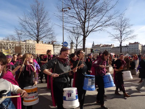 Les Femmes Battantes, groupe de percussionnistes féministes de Filactions, jouent dans une rue de Lyon contre les violences sexistes et conjugales