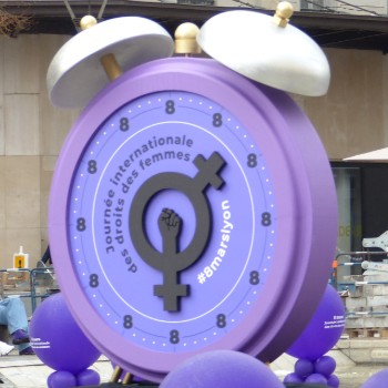 Photo d'un réveil à l'effigie de la journée internationale des droits des femmes